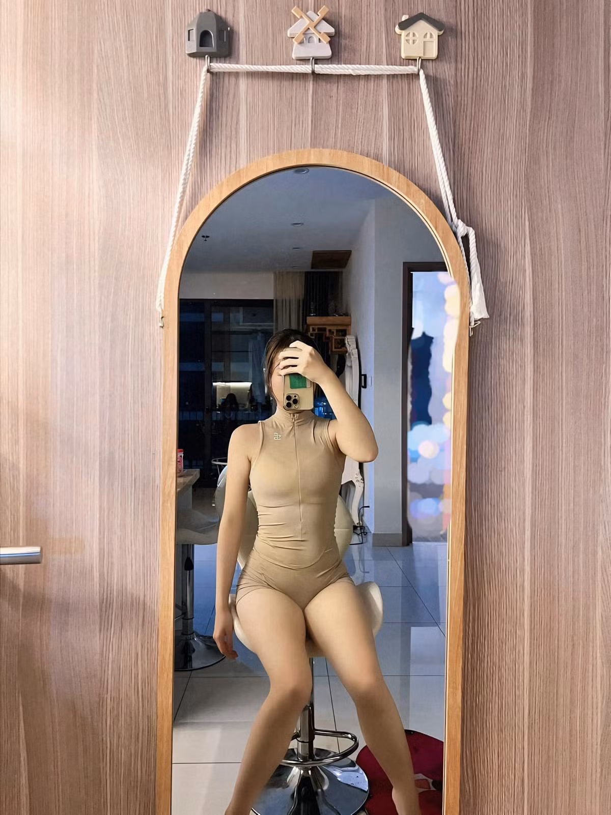 Dù chưa chính thích gia nhập đường đua bikini hè này song nhiêu đó cũng đủ khiến fan của Mai Linh Zuto phải ngây ngất vì sự tự tin và quyến rũ.