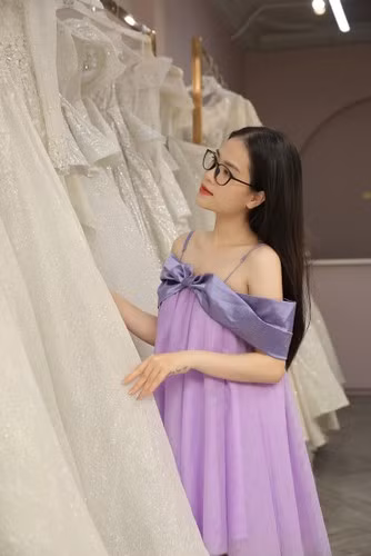Tháng 5 vừa qua, cặp đôi đã tổ chức lễ ăn hỏi và tiệc báo hỷ tại quê nhà cô dâu ở Nghệ An. Ngày vui của họ có nhiều khách mời nổi tiếng như Quang Trung, BB Trần, Hải Triều,...