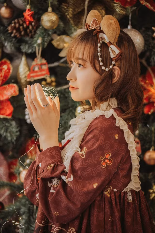 Trong bộ ảnh mừng lễ Giáng sinh lung linh, nữ sinh ngành Sư phạm tiếng Anh - ĐH Vinh (Nghệ An) xây dựng bối cảnh chụp với cây thông Noel, người tuyết…
