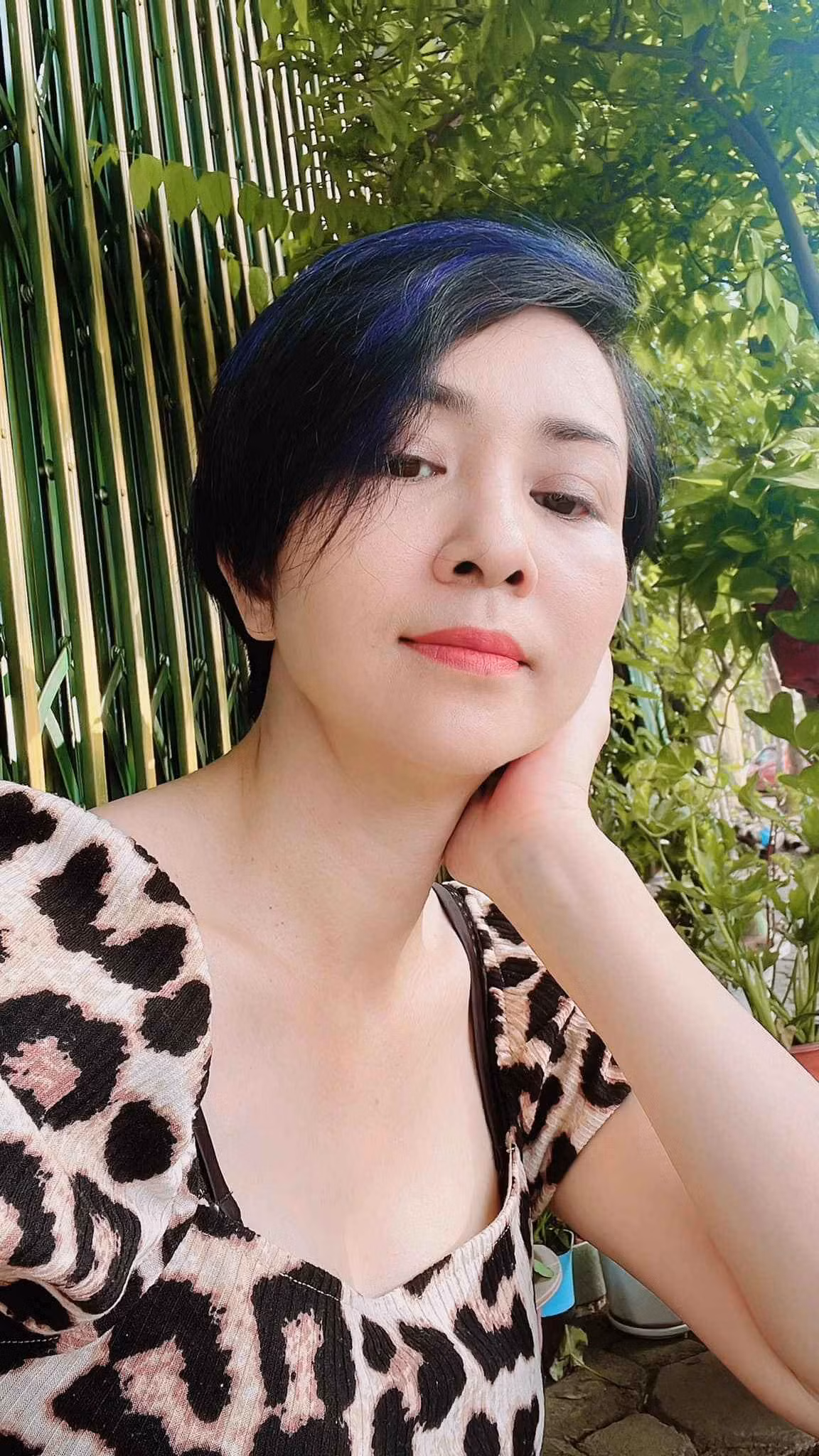 Ngoài thời gian dành cho công việc và nghệ thuật, Thúy Hiền chọn làm những việc tốt như từ thiện, luyện tập thể dục thể thao để giữ cơ thể cũng như tinh thần luôn khỏe mạnh, lạc quan.
