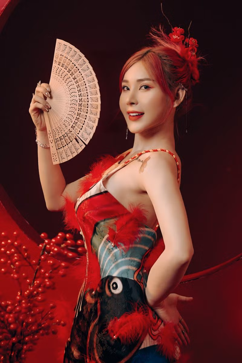 "Rất nhiều người dành lời khen ngợi cho hình ảnh này của tôi, hầu hết khen trang phục đẹp, nổi bật. Điều này khiến tôi cảm thấy vô cùng tự hào - bản thân đã góp một phần nhỏ để giữ gìn, quảng bá cổ phục'', DJ T-Tina chia sẻ.