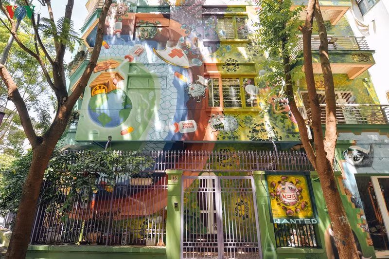 Họa sỹ Lê Long chia sẻ: "Graffiti là môn nghệ thuật chưa được phổ biến nhiều ở Việt Nam. Khi thực hiện tác phẩm này, tôi mong muốn có thể thay đổi suy nghĩ của mọi người rằng Graffiti là tranh nghệ thuật có nội dung, có sự đầu tư, có thông điệp truyền tải chứ không phải tranh vẽ bậy nguệch ngoạc ngoài đường."