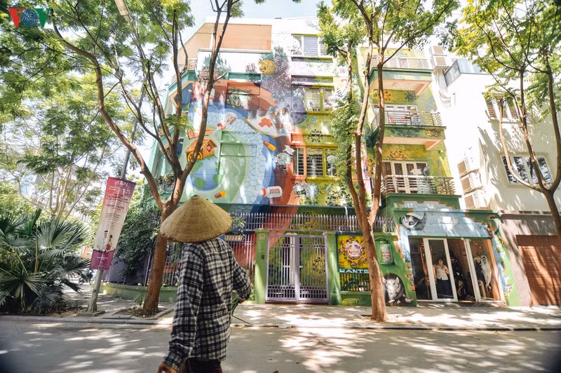 Có thể thấy, ai đi qua căn biệt thự này cũng phải ngước nhìn./.