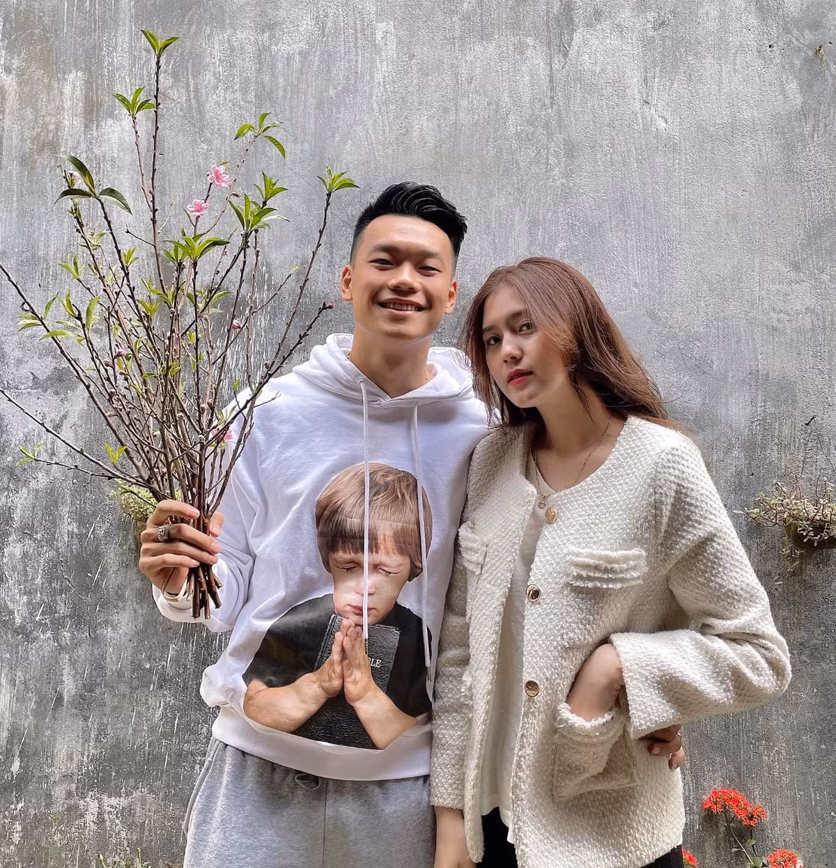 Sau 4 năm yêu nhau, trung vệ Nguyễn Thành Chung và bạn gái Tố Uyên đã quyết định về chung một nhà.