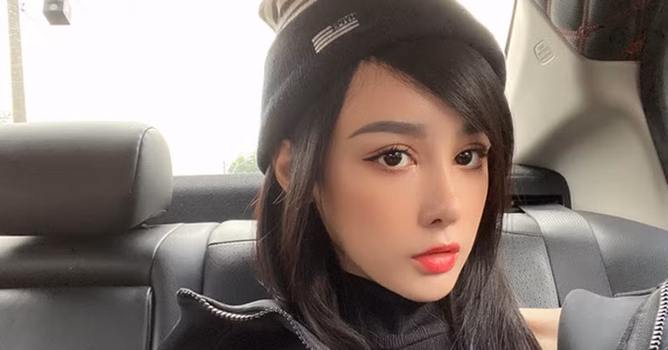 Tối 24/4, Karik gây chú ý khi đăng ảnh cùng một cô gái bí ẩn kèm tâm sự so deep: "Cảm ơn đã đến và đi một đoạn cùng nhau, chúng ta đều xứng đáng có một người tốt hơn".