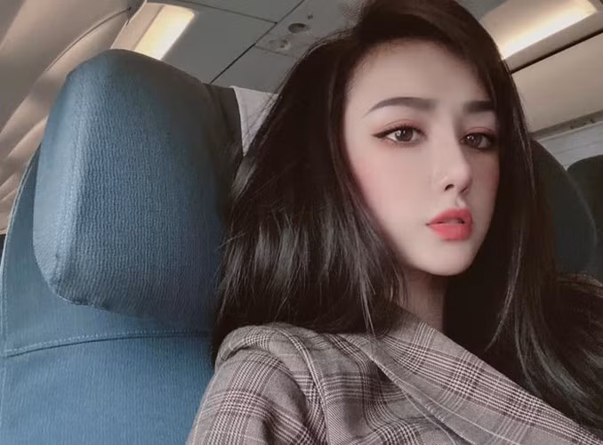 Cụ thể, trên trang cá nhân bồ cũ Karik đăng ảnh đường cong cực xịn của mình kèm caption đầy ẩn ý: "Những giây phút sau cuối của cuộc đời, có lẽ tôi chẳng buồn nhớ tới một đôi giày đẹp mà mình đã từng có, hay một ngôi nhà xinh xắn. Cái tôi nhớ sẽ là một buổi đã từng trải qua với ai đó vào cái thời tuổi đôi mươi".