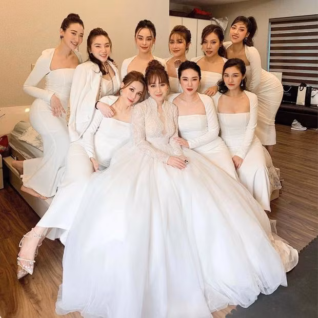 Loạt ảnh này do người trong cuộc chia sẻ trên trang cá nhân. Ở phần bình luận, rất nhiều dân mạng bày tỏ xuýt xoa trước đội hình toàn gái đẹp này.