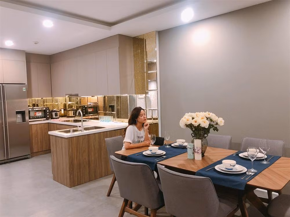 Gọi Midu là đại gia ngầm của làng hot girl quả không sai chút nào. Không chỉ được biết đến là người đẹp, giảng viên, cô nàng 8X này còn là bà chủ của một thương hiệu thời trang có tiếng tại TP HCM.
