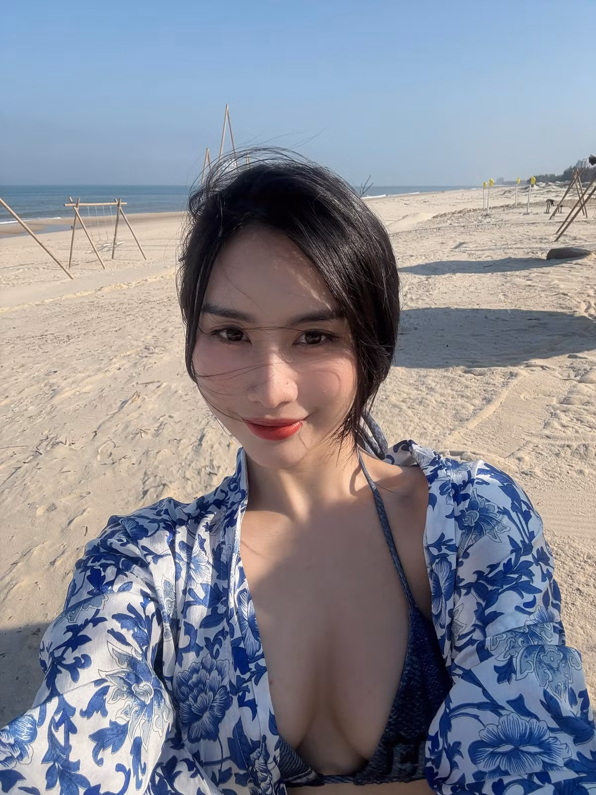 Cụ thể, nữ gymer khoe khoảnh khắc diện bikini trong chuyến đi biển của mình ở biển Nhật Lệ - Đồng Hới.