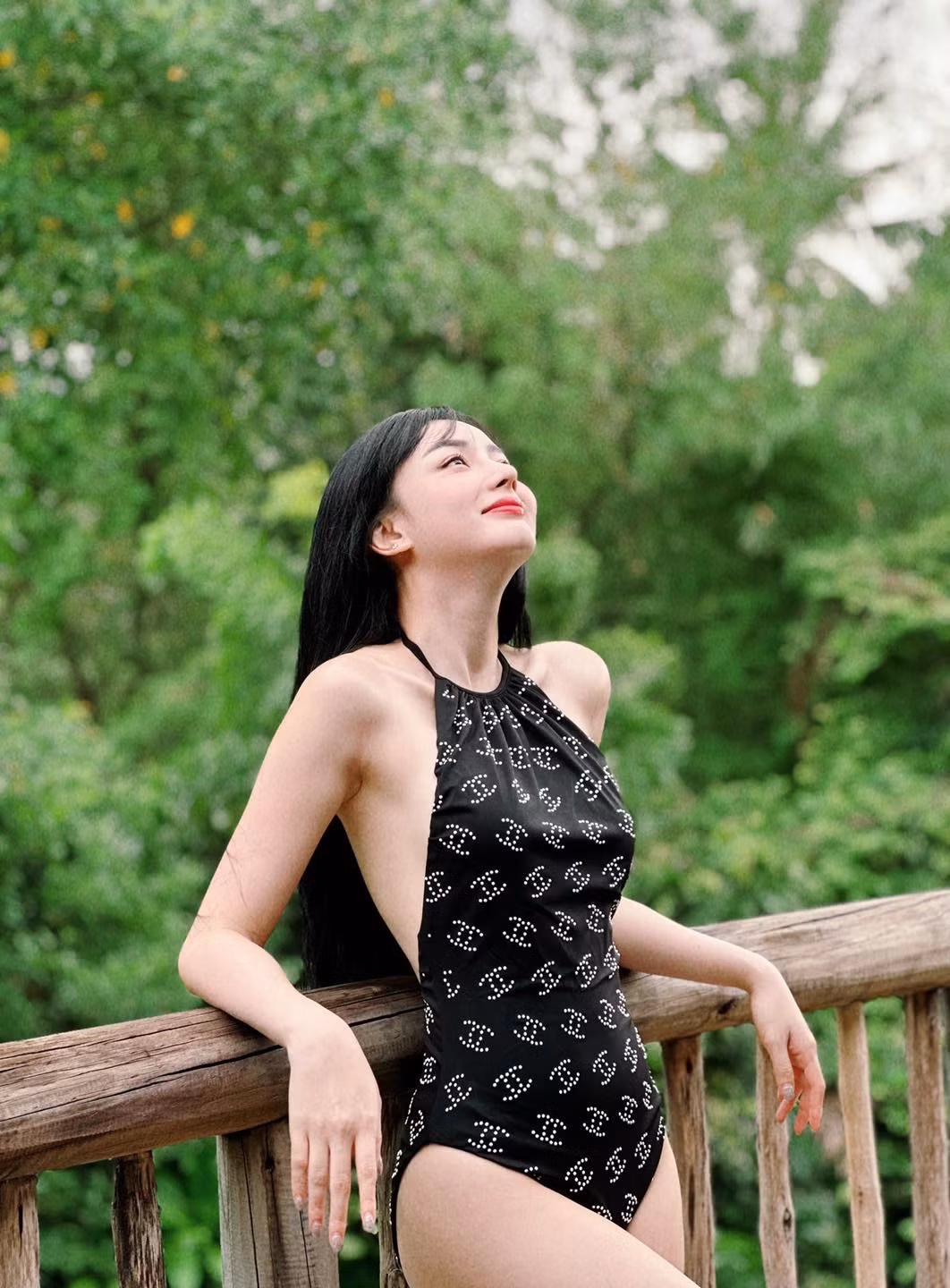 Angela Chu sở hữu sắc vóc nõn nà, xinh đẹp như nàng thơ.