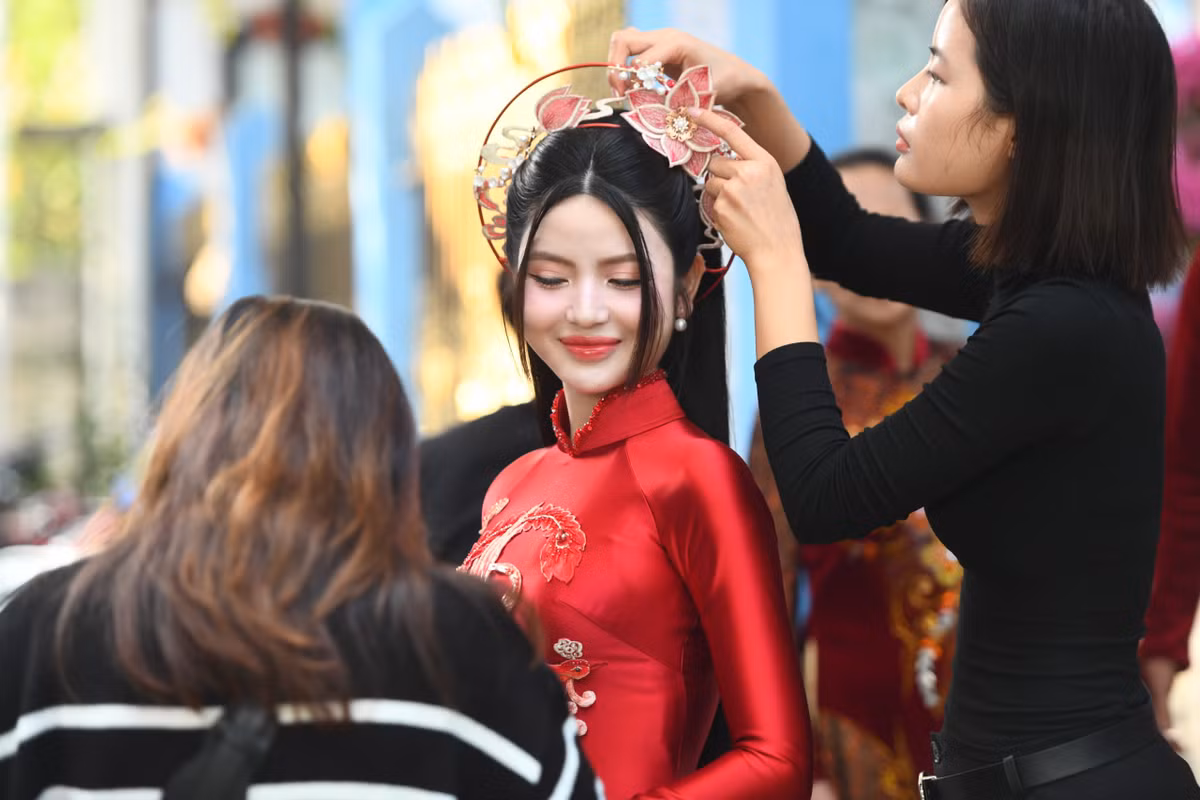 Theo tìm hiểu, đây là bộ áo dài được thiết kế riêng cho cặp đôi nam cầu thủ và hot girl, với điểm nhấn là hoạ tiết rồng phượng và hoa sen thanh lịch.