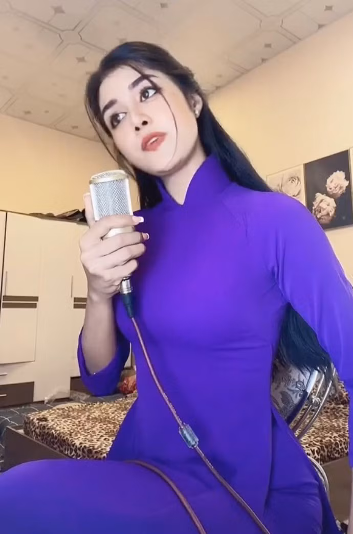 Dù miệng thừa nhận có sửa nhưng Út Diên lại không ngừng lấy tay tác động mạnh vào mũi như thể đang chứng minh gương mặt của bản thân hoàn toàn tự nhiên. Cách đáp trả khéo léo của cô đã khiến rất nhiều người xem thích thú.