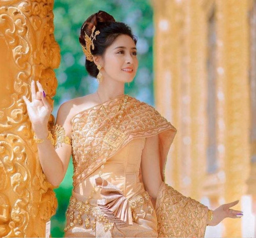 Vừa qua, mạng xã hội không ngừng truyền tay nhau đoạn clip về một cô giáo người dân tộc ở Kiên Giang. Được biết, cô tên là Thị Út Diên, sinh năm 1990, người Khmer, hiện đang giảng dạy môn tiếng Anh ở một trường tiểu học.