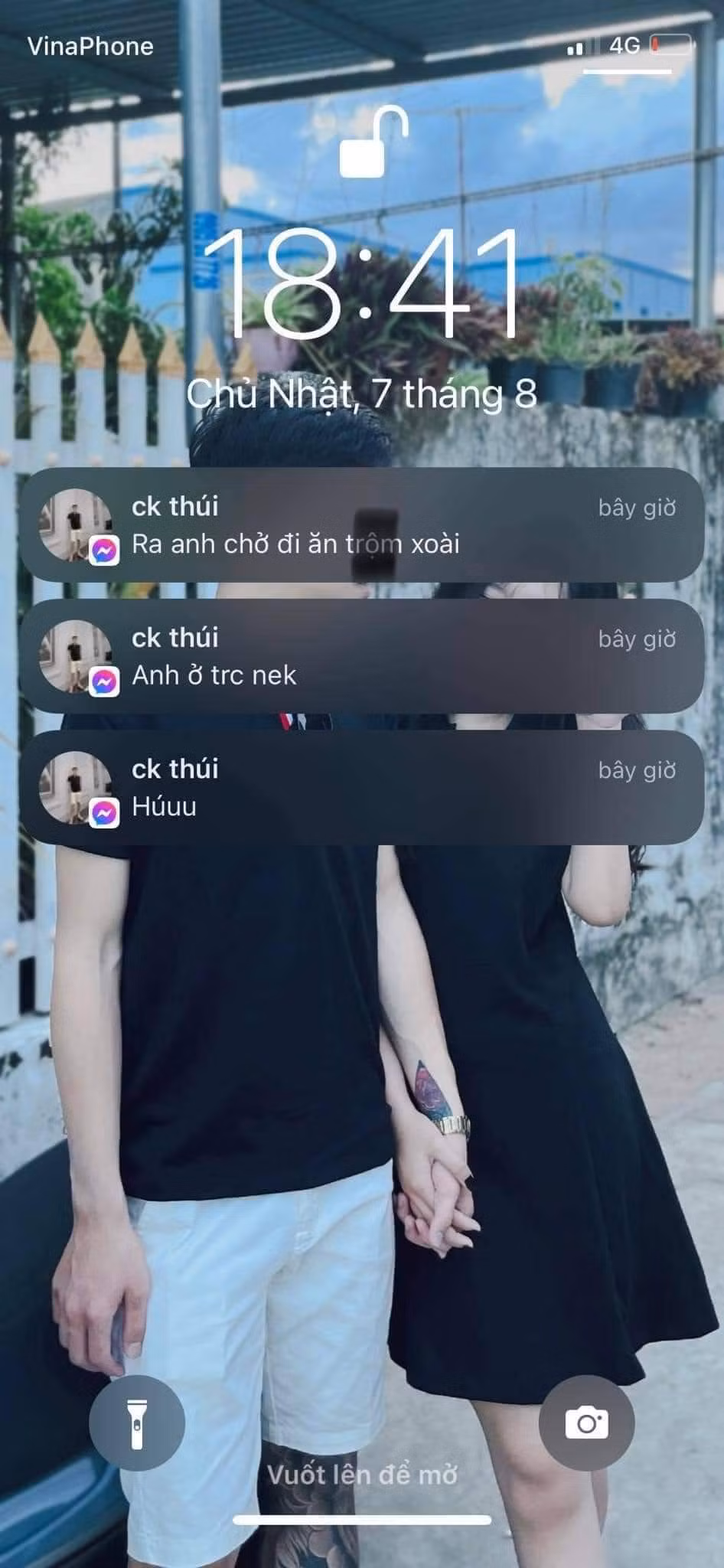 Cụ thể, trong đoạn hội thoại, cô gái có ngỏ ý với chàng trai về chuyện mình thèm xoài chua. Đáp lại lời người yêu, anh chàng đưa ra cách giải quyết là sẽ rẽ qua chợ hoặc siêu thị để mua nhưng lại chẳng rõ được quả xoài mua là chua hay ngọt.