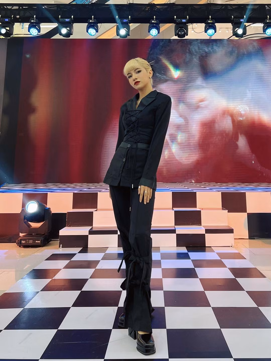 Clip của "team qua đường" được quay bằng điện thoại và không hề các hiệu ứng như các clip Tiktok, màn thể hiện này khiến nhiều khán giả ngạc nhiên về trình độ thực của Tiktoker CiiN.