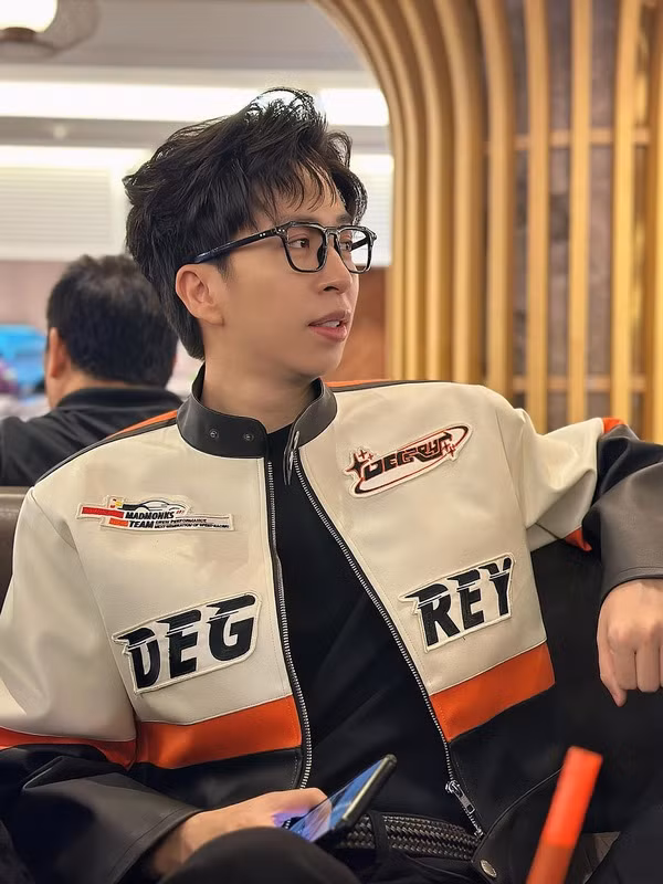 ViruSs Anh là người duy nhất trong hội “tứ hoàng streamer” còn độc thân khiến người hâm mộ cũng trông ngóng. Hiện tại, anh chàng không đi theo con đường streamer mà tập trung vào nghệ thuật, sản xuất âm nhạc. Anh thường sản xuất các video reaction về MV âm nhạc và đưa ra nhận xét, đánh giá khách quan của mình.