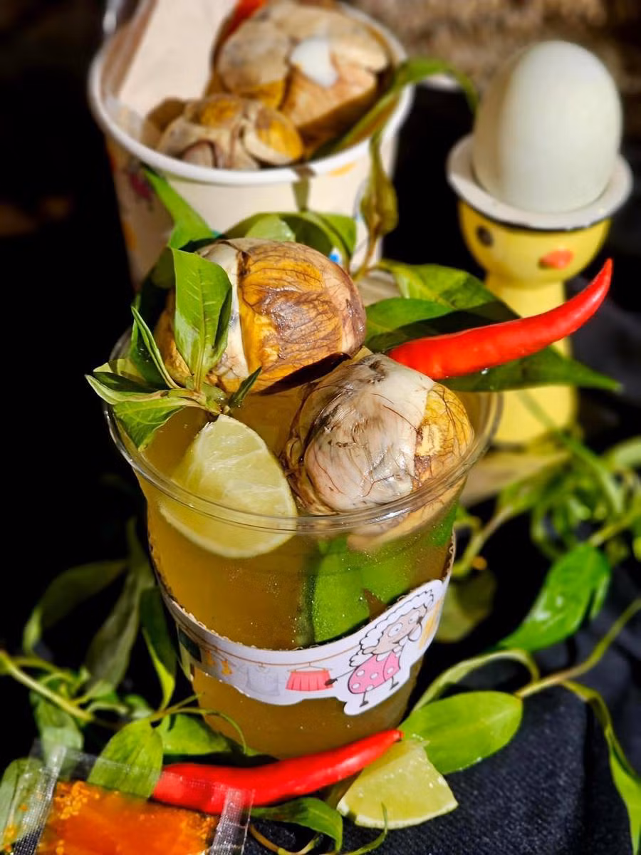 Trước đó, hột vịt lộn từng xuất hiện trong nhiều món nước. Điển hình như trà chanh hột vịt lộn...
