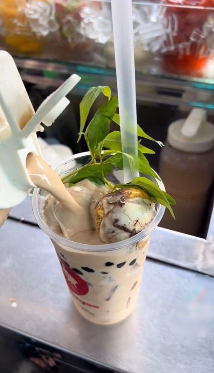 "Thay vì đi ăn hột vịt lộn rồi lại đi uống trà sữa, mình có thể làm cả hai việc cùng một lúc", một bạn trẻ thích thú bình luận. Bạn trẻ khác cho biết: "Mình đã thử món này, ăn rất ghiền nha, mà không bị tào tháo ghé thăm"...
