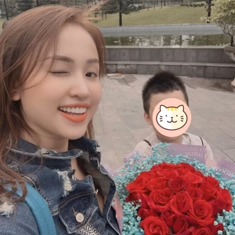 Thành công trong sự nghiệp nhưng đường tình duyên của người đẹp gốc Hà Nội lại không được suôn sẻ. Năm 2008, Vân Hugo kết hôn cùng ông xã Tường Linh nhưng cả hai đã ly hôn sau 4 năm chung sống. Hot girl 8X trở thành mẹ đơn thân ở tuổi 27.