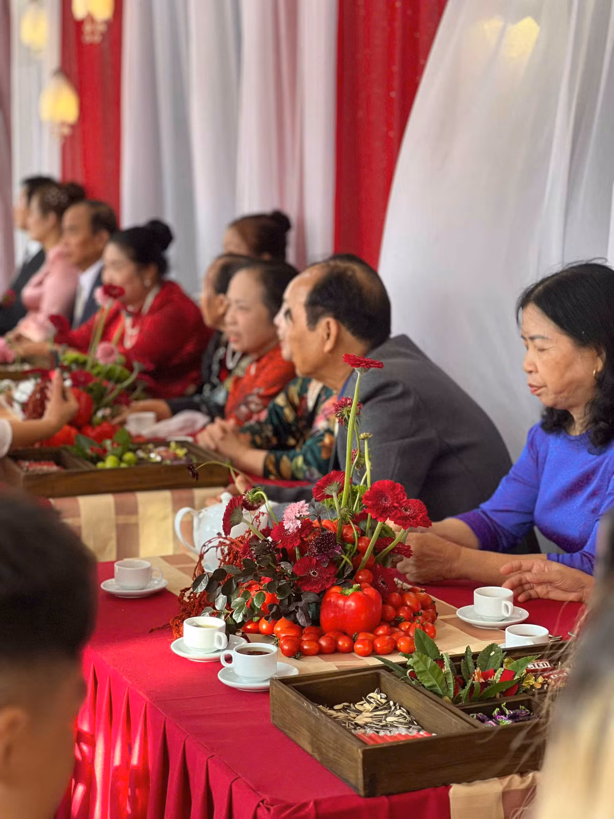 Ngoài ra, cô dâu cũng là người có cá tính khi muốn trang trí thật đặc biệt và phá cách để có kỉ niệm không bao giờ quên. Thế nên mình mới nảy ra ý tưởng mix hoa tươi và quả”. Thu Thủy chia sẻ thêm.