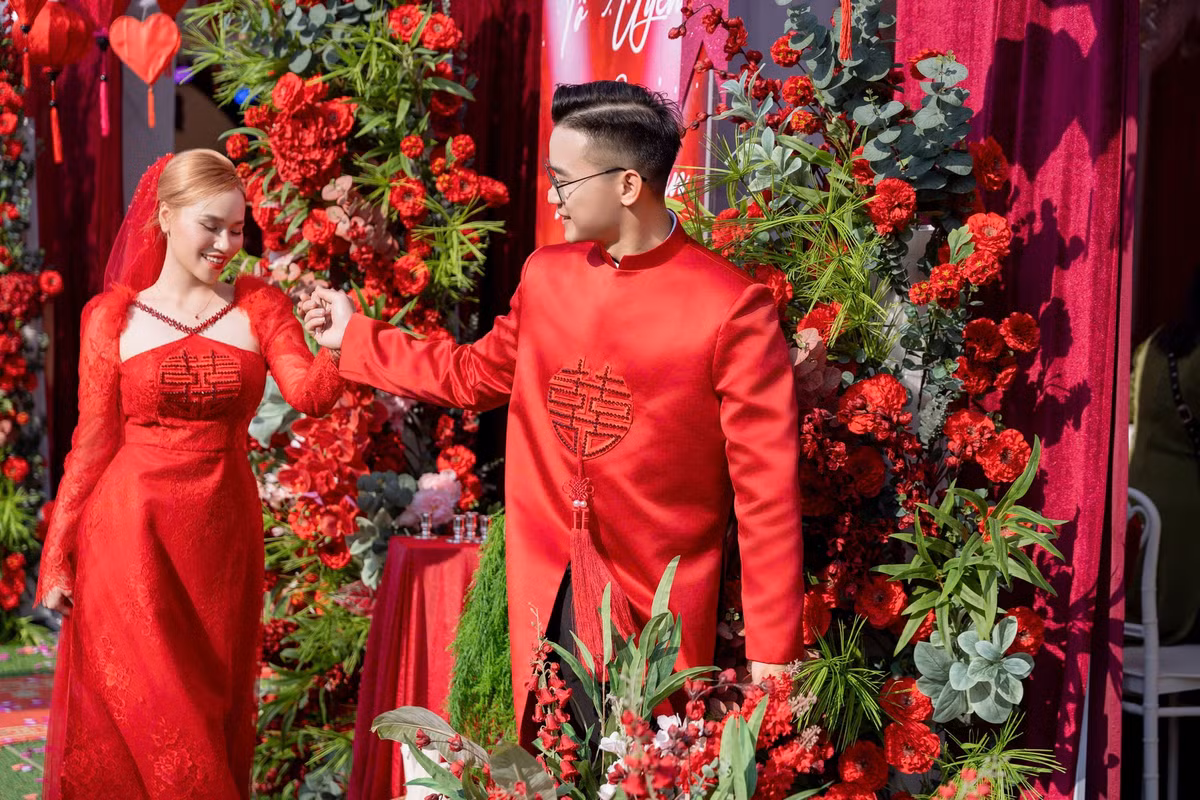 Mới đây, một đám cưới đã gây bão khi thay thế hoàn toàn hoa trên bàn tiệc bằng hàng loạt rau củ như cà chua, ớt chuông…