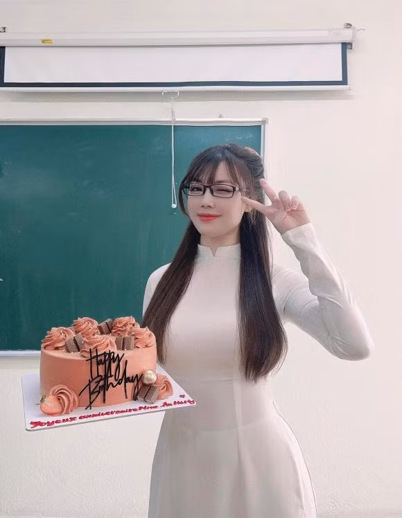 Ngoài sinh nhật ở nhà, cô giáo hot girl còn được sinh viên của mình tổ chức cho một bữa tiệc nhỏ ấm cúng.