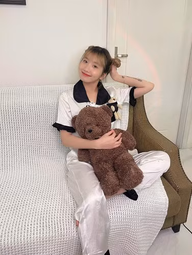 Dưới comment bức ảnh của Khánh Huyền, có người còn để lại bình luận hỏi thẳng "thiếu quần hay gì không biết" khiến dân mạng muốn ngó lơ cũng không xong.