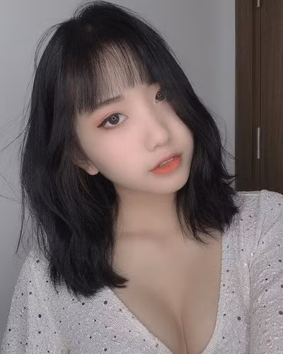 Vẫn biết xưa nay Khánh Huyền táo bạo lắm rồi, chỉ không ngờ lần comeback đường đua quyến rũ cô nàng lại "chơi lớn" cỡ này.