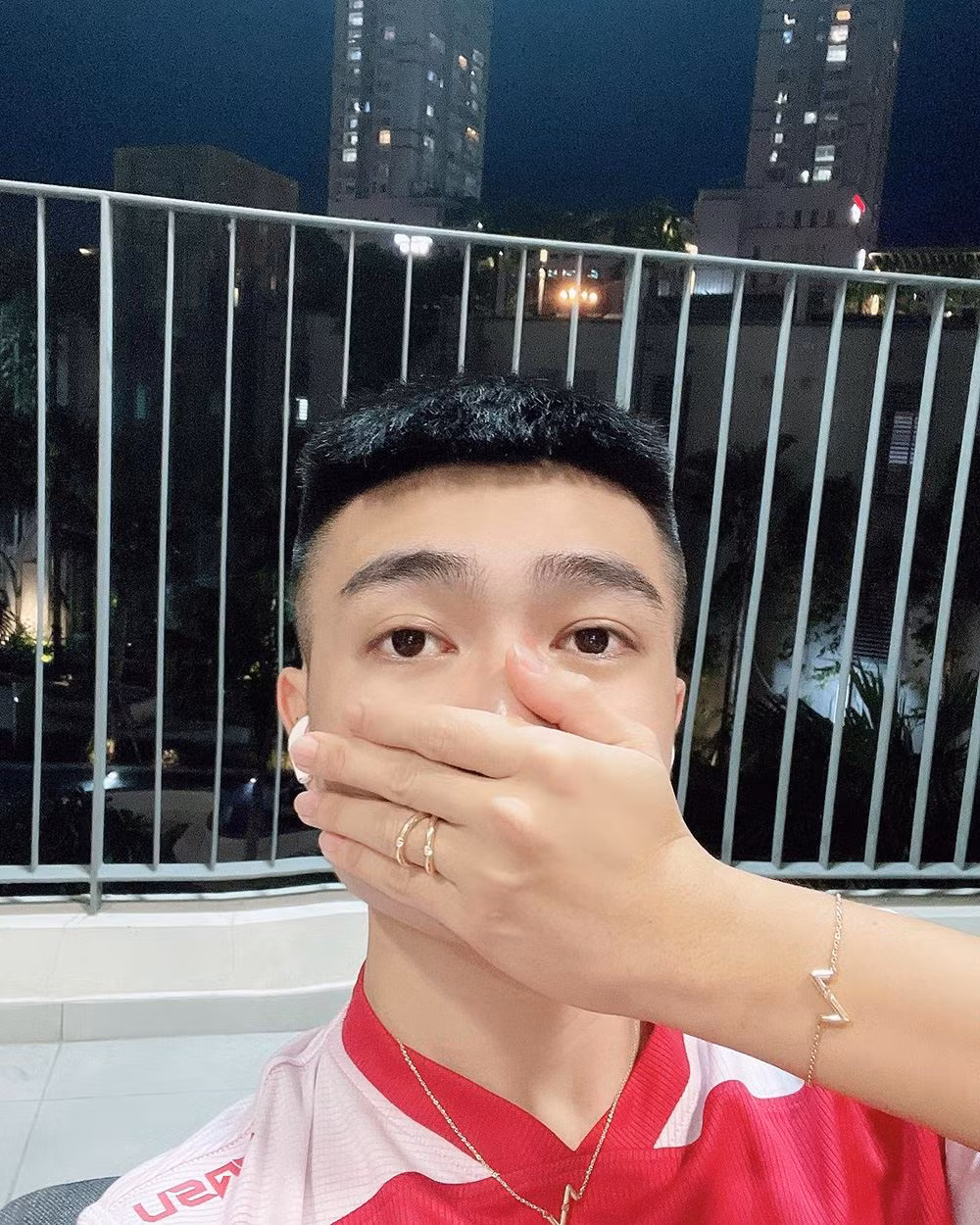 Trong bức ảnh, Bụt cũng ôm một cô gái và quay lưng về phía màn hình, trong khi cô gái có mái tóc vàng đang "selfie" bằng điện thoại.
