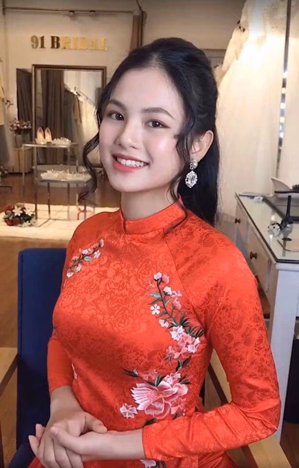 Bên cạnh chiếc vương miện hoa khôi, Tuyết Nhung còn được trao 2 giải phụ là giải hoa khôi ảnh và giải Người mặc áo dài đẹp nhất.