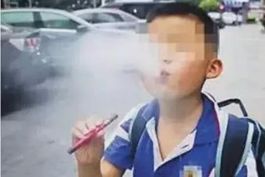 Thuốc lá điện tử là thiết bị chạy bằng pin dùng để làm nóng dung dịch lỏng (thường chứa nicotine), biến dung dịch này thành hơi cùng những luồng khói có hương thơm để người hút có thể hít vào phổi.