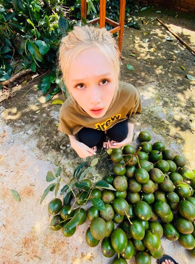 Đáng chú ý, dù mái tóc rối bời vì buộc vội nhưng Xoài Non vẫn nhận được nhiều lời khen từ cộng đồng mạng. Ai nấy đều cho rằng nhan sắc của cô nàng thuộc hàng “bất bại” vì ở góc nào cũng xinh và không dễ bị “dìm”.