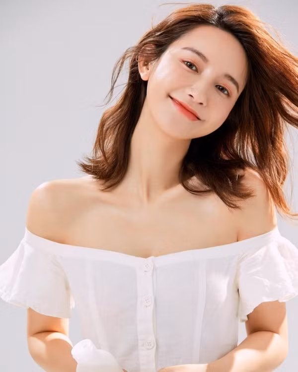Được biết, khoảng thời gian hẹn hò của Trương Đại Dịch và Liêu Quân Hào không quá dài, cụ thể là chưa đến 6 tháng. Cô nàng cũng từng giấu kín chuyện qua lại với vị thiếu gia giàu có.