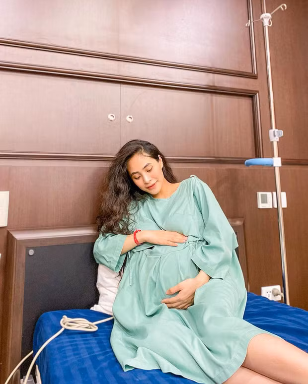 Thường thì khi mang theo cái bụng bầu, nhiều người sẽ có cảm giác thật chậm chạp và nặng nề. Thế nhưng, khéo léo "giấu" thế nào vẫn có trường hợp đánh "lừa" được người xem như ca nương Kiều Anh mới giỏi.