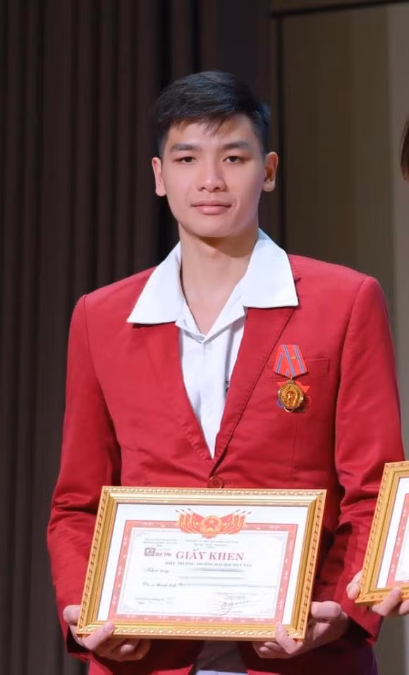 Kim Sơn chia sẻ: "Tôi đã có ý định nghỉ từ thời điểm SEA Games nhưng được mọi người động viên nên tôi đã cố gắng tiếp tục thi đấu. Đến ngày 10/6 tôi đã xin nghỉ ở đội tuyển và đến ngày 10/8 thì chính thức nghỉ...