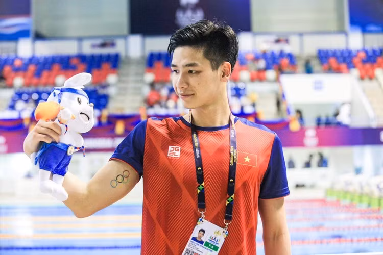 Sau đó, hot boy của đội tuyển bơi lội Việt Nam còn tham gia một show thời trang và màn cà khịa bằng ly trà sữa gây chú ý.