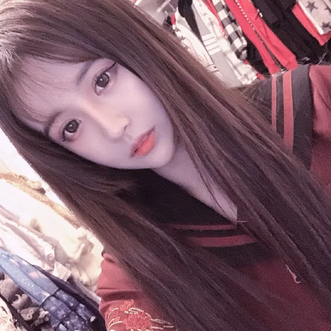 Hot girl mạng Trung Quốc này được nhận xét là một hot girl theo trường phái "kẹo ngọt", thích hợp nhất với phong cách xinh xắn, đáng yêu. Và quả thực, những bức ảnh cô nàng đăng tải cũng làm mọi người phải xuýt xoa vì dễ thương