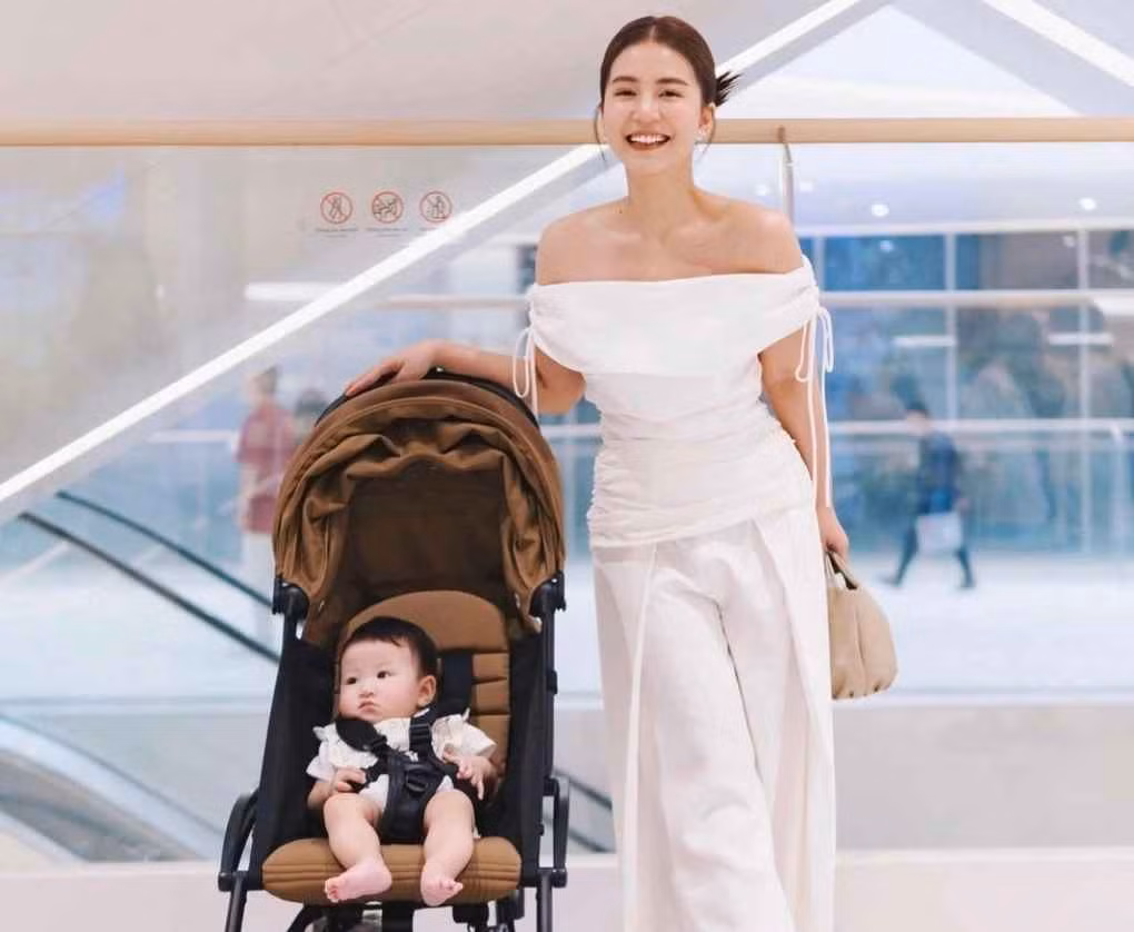 Lần đầu làm mẹ, người đẹp SN 1996 gặp phải nhiều khó khăn, bỡ ngỡ và từng rơi vào trạng thái không ổn định sau sinh.