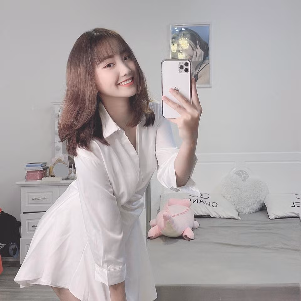 Khánh Huyền Lê là một trong những tài khoản Tik Tok nữ nổi bật hiện nay. Hot girl 2K4 này sở hữu 74,3 triệu lượt tim với 5,5 triệu người hâm mộ.