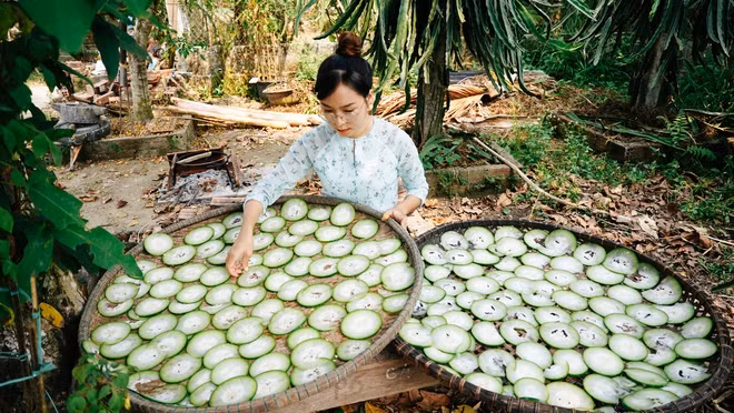 Cuối năm 2020, Kim Út tốt nghiệp khoa Báo chí trường Đại học KHXH&amp;NV - ĐHQG TP.HCM. Cô làm công việc đúng chuyên ngành với mức lương khoảng 10 triệu/tháng.