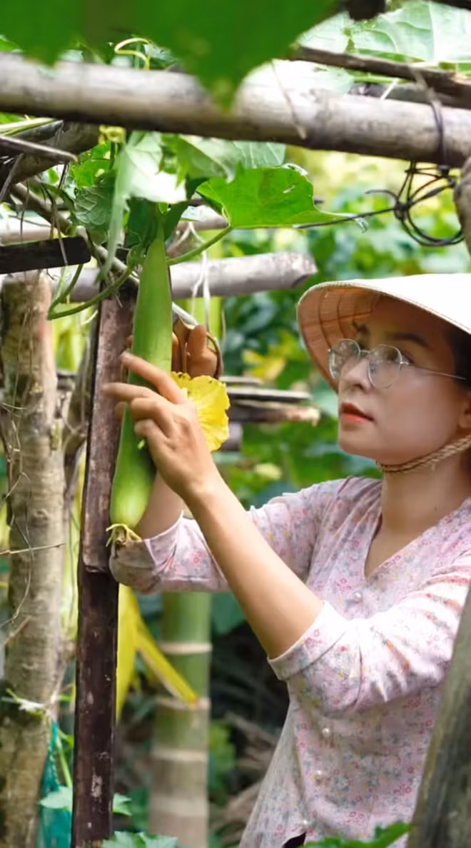 Sinh ra và lớn lên ở nông thôn, trong gia đình vốn làm ruộng nên khi về quê, Kim Út cảm thấy mọi việc diễn ra rất bình thường, thân thuộc. Tuy nhiên cô không tránh khỏi những câu hỏi đến từ hàng xóm, mọi người xung quanh về quyết định bỏ phố về quê của mình.