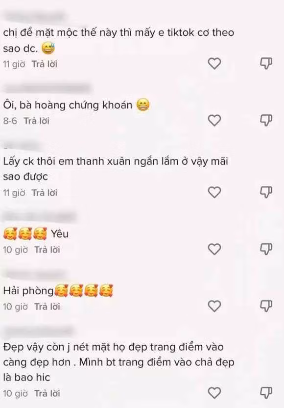 Một số bình luận khác lại khẳng định, nàng hậu đẹp rạng ngời với khuôn mặt mộc này.