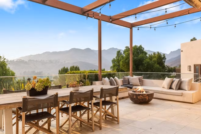 Không gian ngoài trời có tầm nhìn ra biển Thái Bình Dương và núi Santa Monica. Ảnh: The Agency.