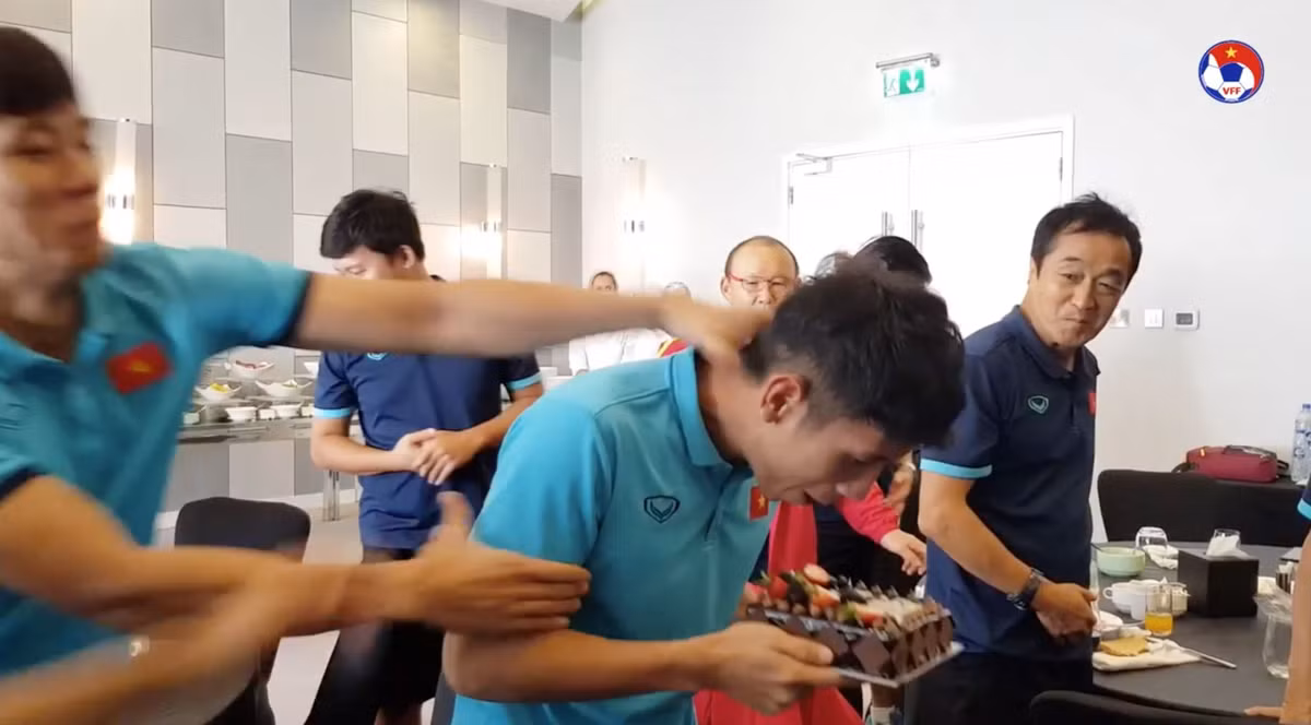 Bắt đầu màn "lươn" học trò của mình, thầy Park còn "giả bộ" ra bỏ hộ nền, đặt miếng hoa quả lên và bắt học trò ăn bánh từ trên xuống nhưng thực chất là âm thầm thực hiện "âm mưu" úp bánh.
