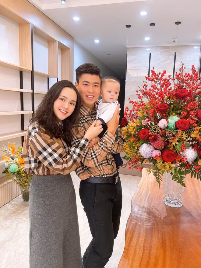 Những lúc cầu thủ Duy Mạnh gặp chấn thương hay sự cố trong sự nghiệp, Quỳnh Anh luôn âm thầm ở bên động viên và là hậu phương vững chắc cho nam trung vệ.
