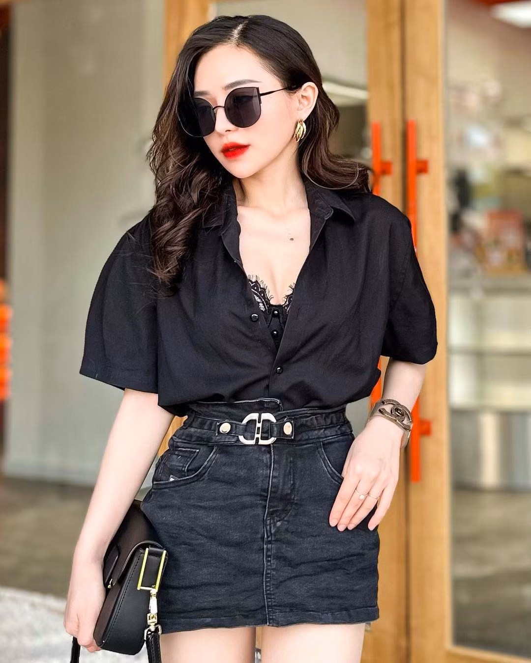 Đáng nói, rời bục giảng, gỡ bỏ những bộ áo dài thanh lịch, Ngân Nguyễn hoá quý cô quyến rũ, cá tính với phong cách ấn tượng.