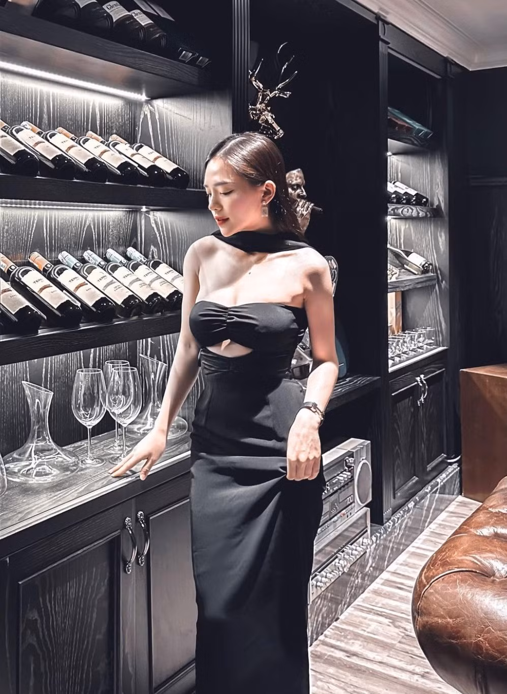 Đôi khi, Ngân Nguyễn hoá cô công chúa xinh xắn trong những bộ váy với thiết kế nữ tính và màu sắc ngọt ngào.