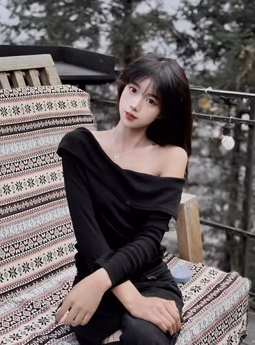 Nói về kỷ niệm khóc nấc trên live khi nhận ra quá nhiều đơn hàng được đặt một lúc, Mỹ Lệ thật thà: "Em từng gặp bị bom hàng thật. Em khóc vì sợ mình không live được, không ra doanh số, ảnh hưởng doanh thu và những người tin tưởng mình. Em rất bứt rứt, khó chịu, đó cũng là lần đầu tiên em khóc trên live".