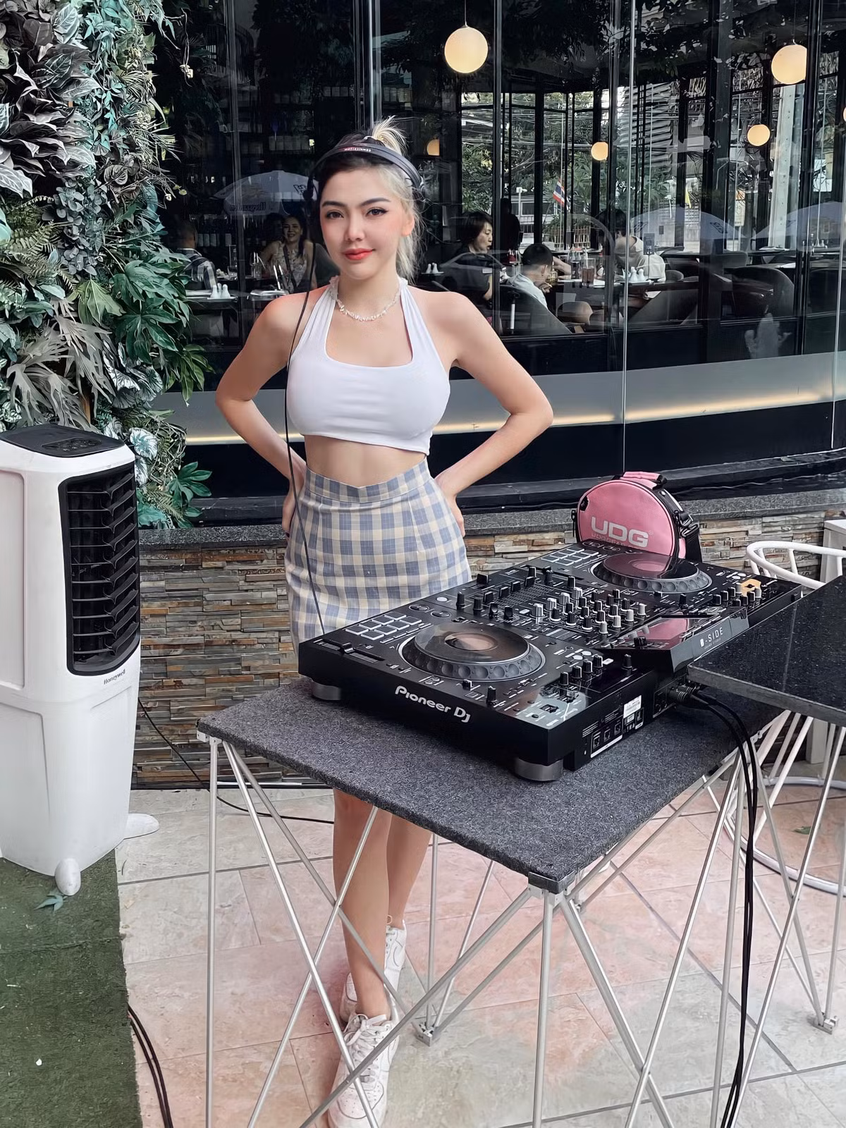 Chính những hình xăm trên cơ thể của nữ DJ xinh đẹp này cũng là điểm khiến cô trở nên quyến rũ và cá tính hơn.