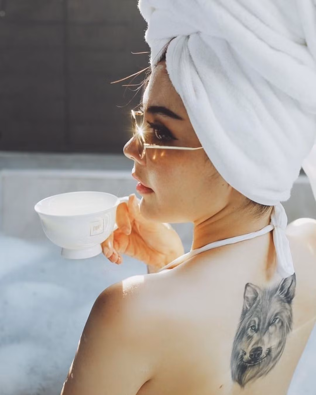 Đặc biệt, Riviere còn sở hữu những hình xăm khá chất điển hình như chú sói phía sau lưng.